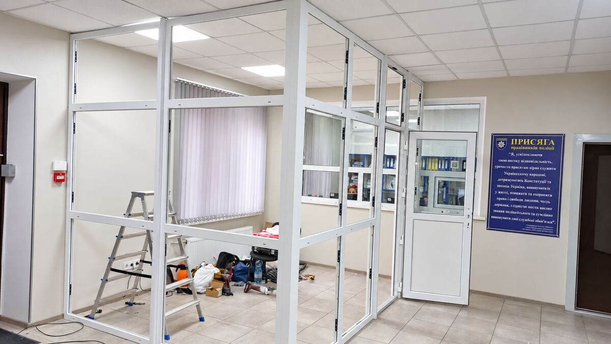 Офисная перегородка с дверью на замок