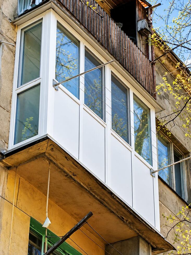 Aluplast 4000 sliding system on a French balcony